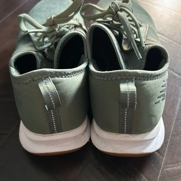 New Balance athletic shoes like new.  Cute color. - Picture 2 of 6